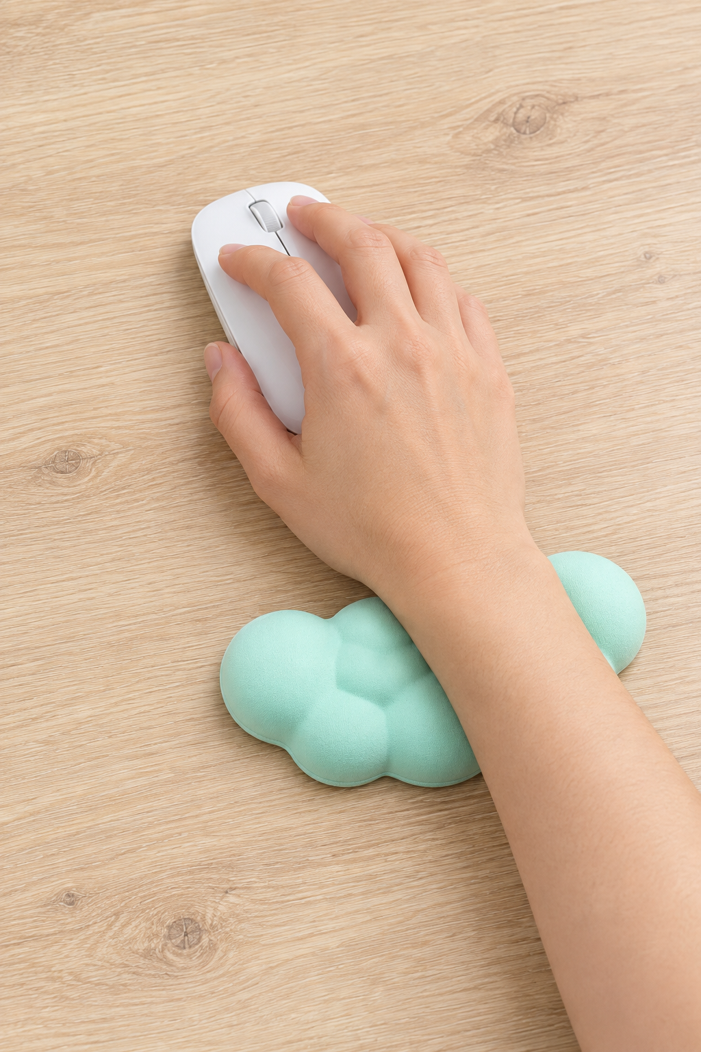 GoLite Bulut Şekilli Mouse Bilek Desteği – mint yeşil, masada kullanım görünümü