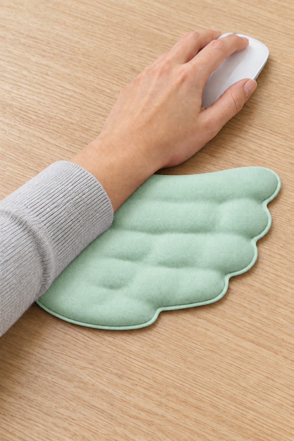 GoLite Melek Kanat Mouse Bilek Desteği – mint yeşil, masada kullanım görünümü
