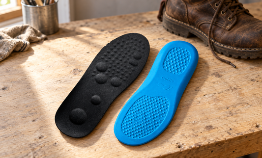 GoLite memory foam tabanlık çifti: siyah üst yüzey ve mavi taban, iş botunun yanında