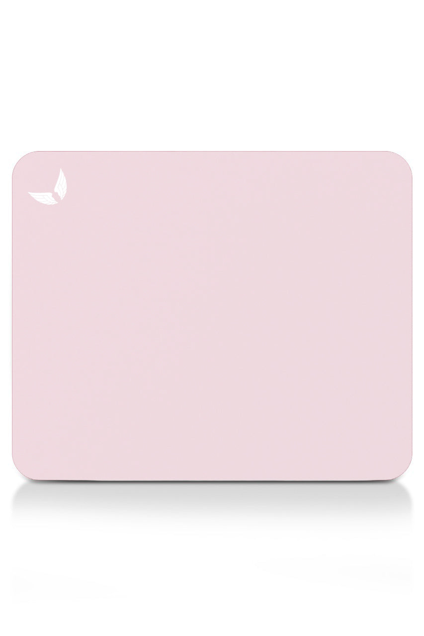 GoLite Poliüretan Mousepad – toz pembe, 27x23 cm, masada kullanım görünümü