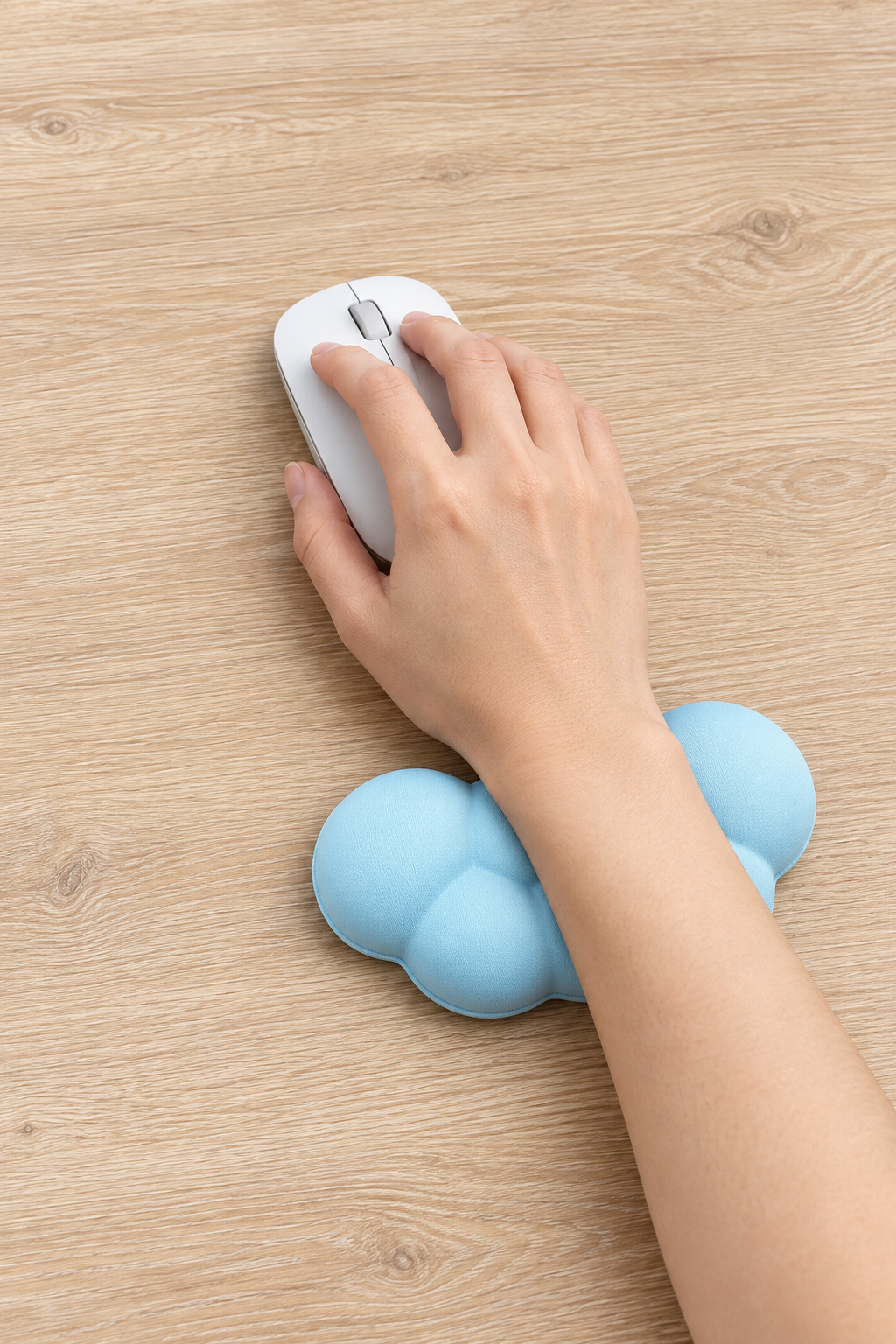 GoLite Bulut Şekilli Mouse Bilek Desteği – bebe mavi, masada kullanım görünümü