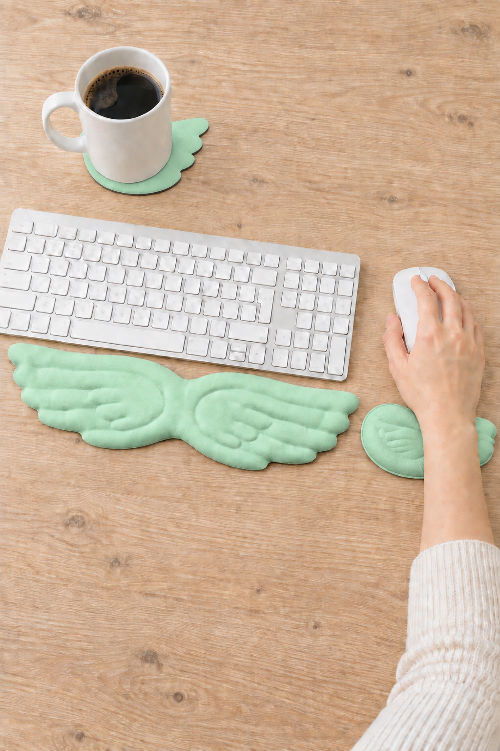 GoLite Melek Kanat Klavye ve Mouse Bilek Desteği Seti – mint yeşil, masada kullanım görünümü