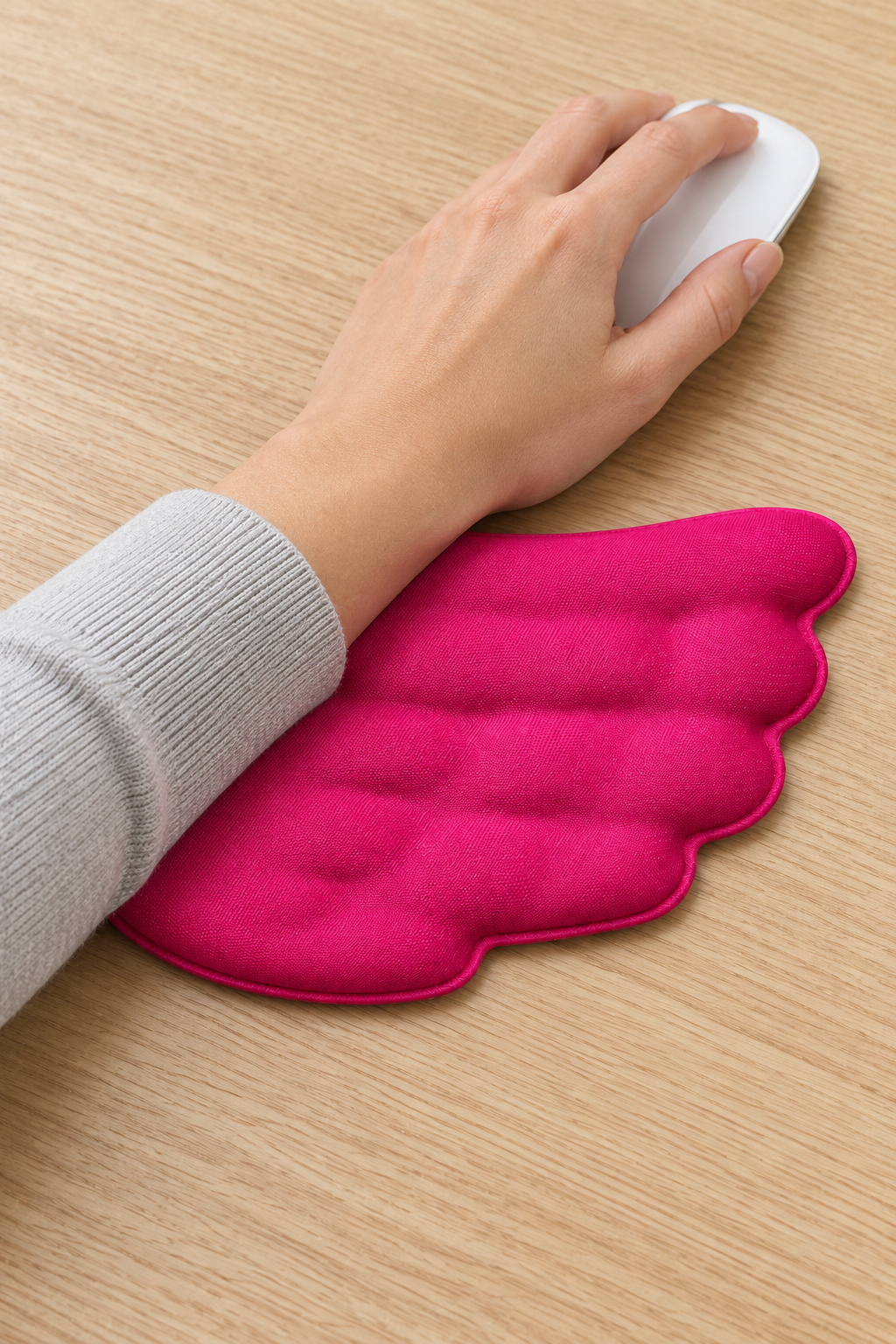GoLite Melek Kanat Mouse Bilek Desteği – fuşya, masada kullanım görünümü