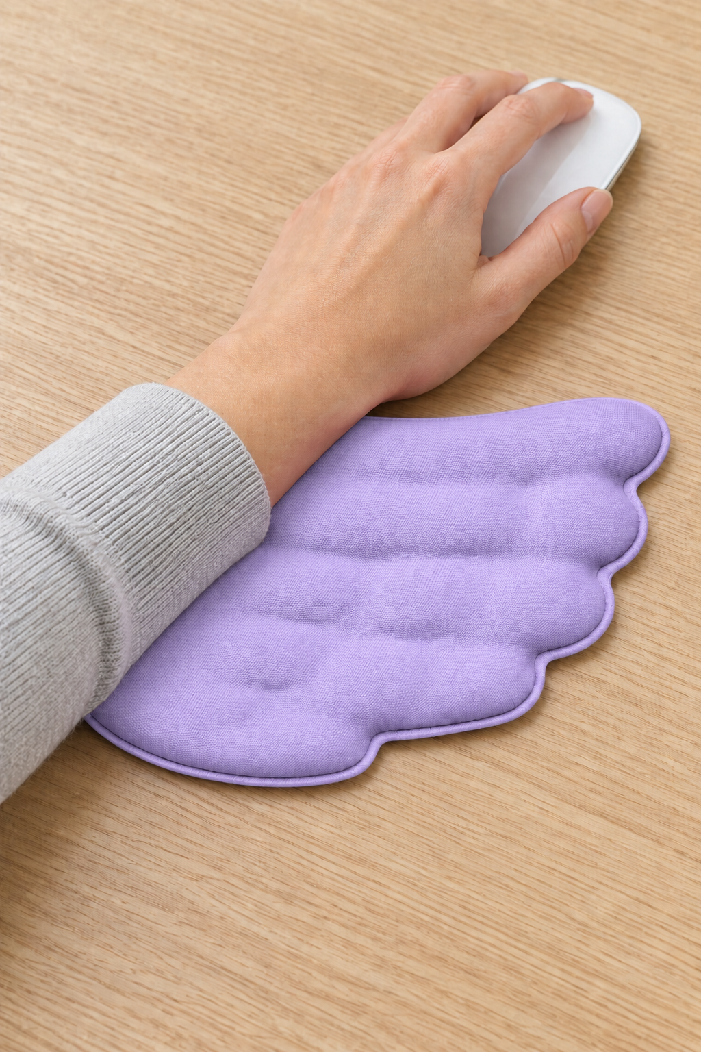 GoLite Melek Kanat Mouse Bilek Desteği – lila, masada kullanım görünümü